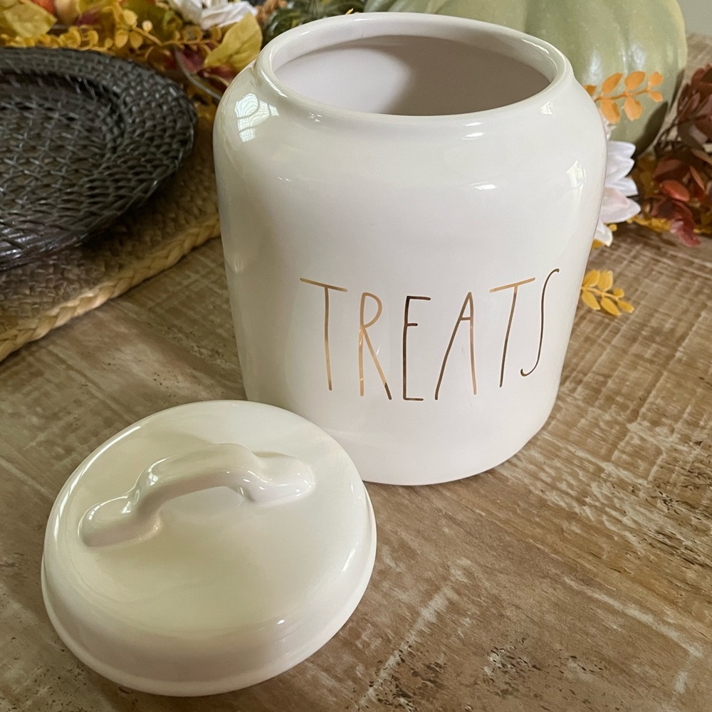 Rae Dunn White Ceramic ‘TREATS’ Canister with Rose Gold Lettering - Picture 3 of 8